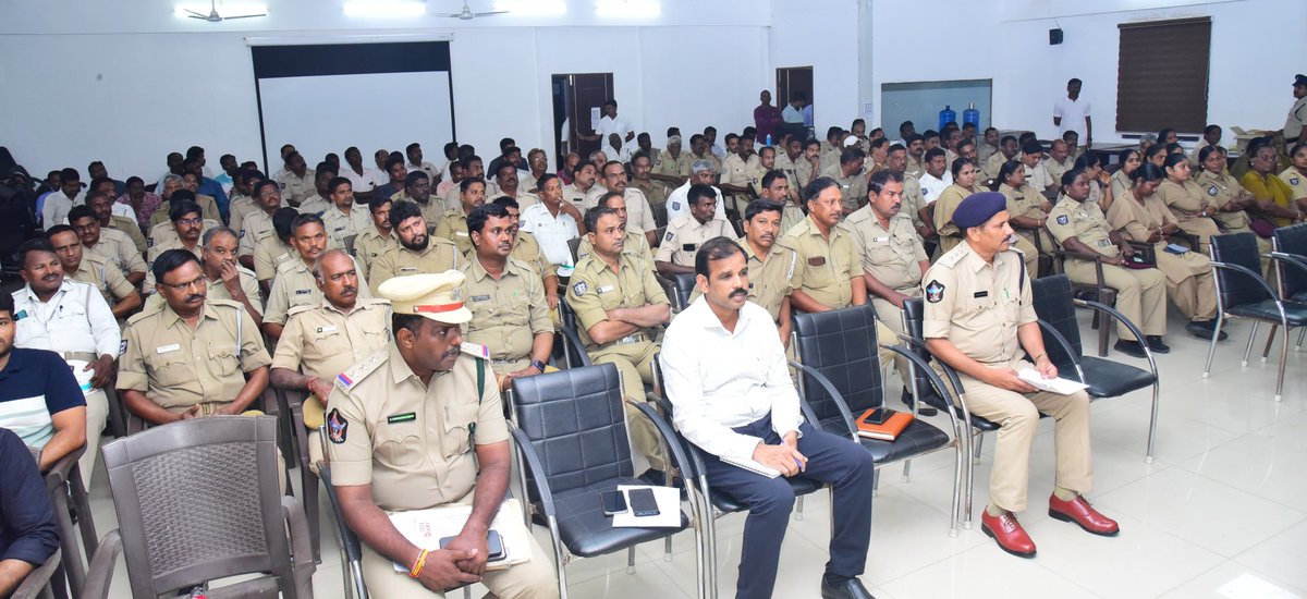 VjaCityPolice's tweet photo. ఎన్.టి.ఆర్.జిల్లా హోంగార్డ్స్ సమస్యల పరిష్కరించడం లక్ష్యంగా "వెల్ఫేర్ మీటింగ్" కార్యక్రమాన్ని నిర్వహించిన శ్రీ ఎస్.వి.రాజ శేఖర బాబు ఐ.పి.ఎస్.గారు.
#homeguards #welfaremeeting #Commissionerofpolice #Policepersonal #vijayawadacity #NTRDistrict #AndhraPradeshPolice @APPOLICE100 https://t.co/Rt2GOGNY6C