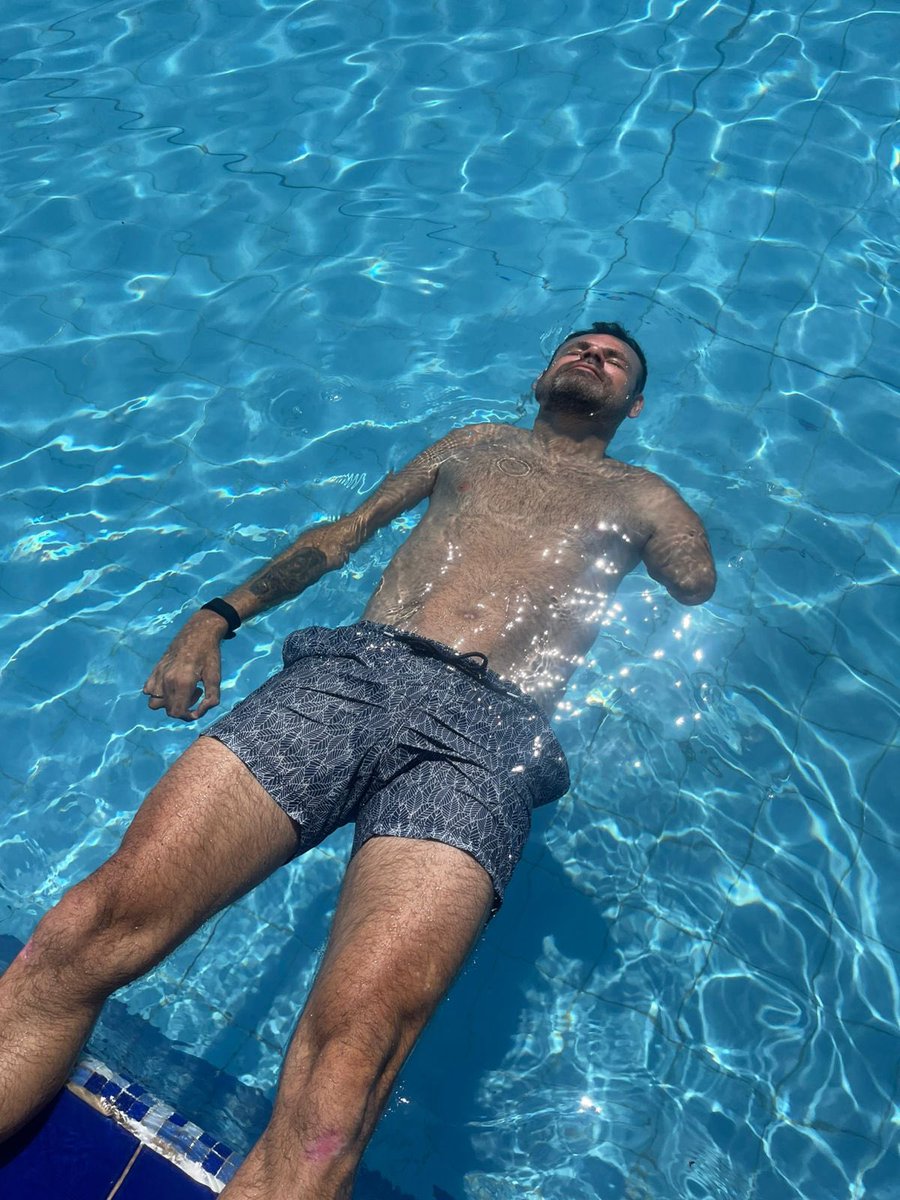 Feliz, tranquilo, relajado! Disfrutando de la vida. Una vez más dando una oportunidad al amor. Mientras algunos tienen miedo de amar y ser amados, yo estoy a días de volver a empezar una nueva aventura. “El que tenga miedo de morir, que no nazca!” Vivan la vida al máximo siempre!