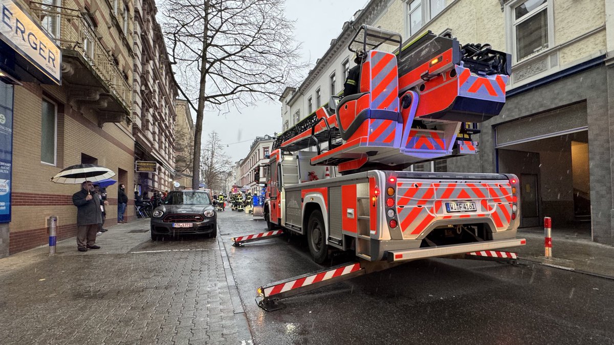FeuerwehrWI's tweet photo. Aktuell sind Feuerwehr und Rettungsdienst in der #Walramstrasse im Einsatz. Ein Brand in einer Küche konnte rasch gelöscht werden. Zur Zeit wird das restliche Gebäude kontrolliert und belüftet. ^jh https://t.co/LPCD5Fn4kl