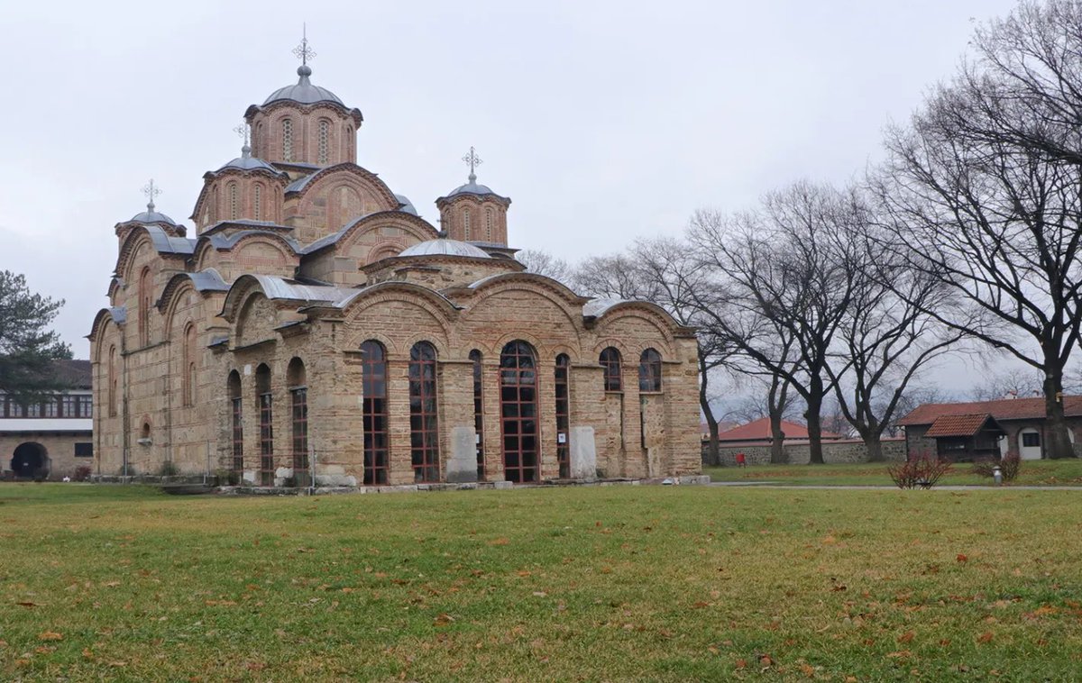 DecaniMonastery's tweet photo. 🧵(1/2) Alternativna: #Serbian #Orthodox #Church in #Kosovo Targeted After Explosion at Ibar-Lepenac Canal: Journalists Warn of a 2004-Like Atmosphere

https://t.co/0uftVbT4EK

The explosion at the Ibar-Lepenac canal and the sharp accusations directed at Belgrade have dominated media attention in Kosovo. However, as was the case during the conflict in Banjska, the Serbian Orthodox Church (SOC) in Kosovo has once again become the target of misinformation. Journalists interviewed for this report warn that the current atmosphere in Kosovo resembles the tense prelude to the March 2004 violence, emphasizing that these are deliberate disinformation campaigns targeting the SOC. They highlight the irresponsible behavior of Kosovo’s media and politicians, the failure to acknowledge the Church’s positive historical role, and the insufficient response from the international community.

“What’s Inside Orthodox Churches?”

Gurakuç Kuçi of the Octopus Institute appeared on Klan television last night and claimed:

“As in the case of Banjska, where significant weapons were found in the church, we do not know what is inside Orthodox churches—whether there are weapons or what kind of people occupy these religious sites.”

Kuçi’s statement followed the explosion at the Ibar-Lepenac canal in Zubin Potok. Despite the ongoing investigation, Pristina has already blamed Belgrade directly. Kuçi’s remarks, unsurprisingly, have gained traction amid the latest developments in northern Kosovo and were reported by at least six Albanian-language media outlets, including Gazeta Express, Zëri, Bota Sot, Epoka e Re, Gazeta Blic, and Bota Press.

A Campaign of Disinformation

The Serbian Orthodox Church in Kosovo has again found itself at the center of a disinformation campaign, similar to the one following the armed conflict in Banjska, described by Kosovo officials as a “terrorist attack.”

Kosovo journalists warn of the damaging rhetoric in the media and the spread of misinformation.

“No member of the SOC in Kosovo has been linked to any weapons, nor have weapons been found in monasteries or churches. This disinformation campaign is now targeting the Church as an institution with the greatest trust among Kosovo Serbs and significant credibility with international representatives,” said Isak Vorgučić, director of Radio Kim, in an interview with Alternativna.

“I fear the lynching atmosphere toward Serbs has reached a level similar to what we saw before the March 2004 violence,” added Darko Dimitrijević, editor-in-chief of Radio Goraždevac.

He expressed concern that Albanian-language media outlets are “competing to host analysts or ‘experts’ who collectively accuse an entire nation, the SOC, and other Serbian cultural values in Kosovo.”

Vorgučić recalled that this is not the first time the majority Albanian community and media have targeted the SOC in Kosovo while failing to acknowledge the Church’s historical role.

“The SOC in Kosovo, particularly the Diocese of Raška-Prizren, openly confronted the Milošević regime in the late 1990s and highlighted human rights abuses on the ground. After the conflict, it played a pivotal role in forming the Serbian National Council, extending a hand of cooperation to new Kosovo institutions, and continuing to advocate for human rights,” Vorgučić noted.

“Despite this, it took Kosovo authorities over a decade to implement a Constitutional Court ruling to return land to the Visoki Dečani Monastery,” he added.

“Waiting for a Spark”

Dimitrijević warned that no one, including Kosovo’s Prime Minister and ministers, is held accountable for spreading hatred and division.

“They never miss an opportunity to speak negatively about an entire nation. This hatred has become overt. The atmosphere mirrors that of March 2004, with narratives clearly signaling that they are waiting for the smallest spark from the Serbs to launch a crackdown. For now, Serbs remain silent and endure,” Dimitrijević said.🔽