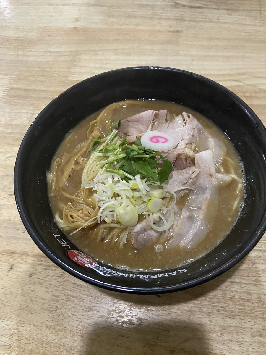 maasan212's tweet photo. 毎回思うけど都会の他人を気にしてない感がここちいい

#ラーメン人生JET600 https://t.co/WRFcdGzPpD
