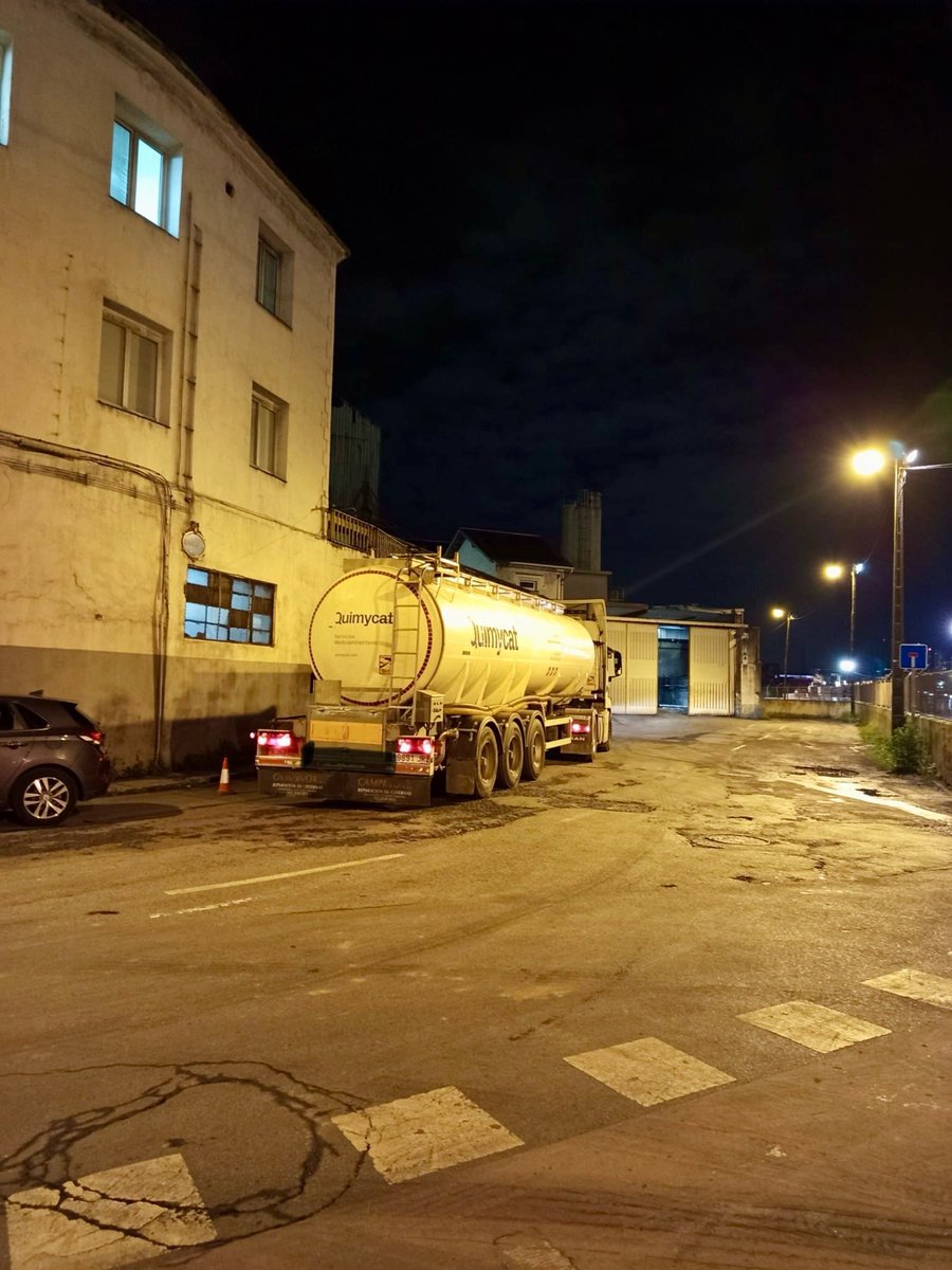 Udalak baimena eman du Sirgueras parkea egiten ari den eremuan Sader eta Profersako kamioiak aparkatzeko? Esklusiban? 
Eta… zalantza da: aparkatzeko baimen hori bateragarria da Hiribilduan 20:00etatik 08:00etara aparkatzeko dagoen debekuarekin?