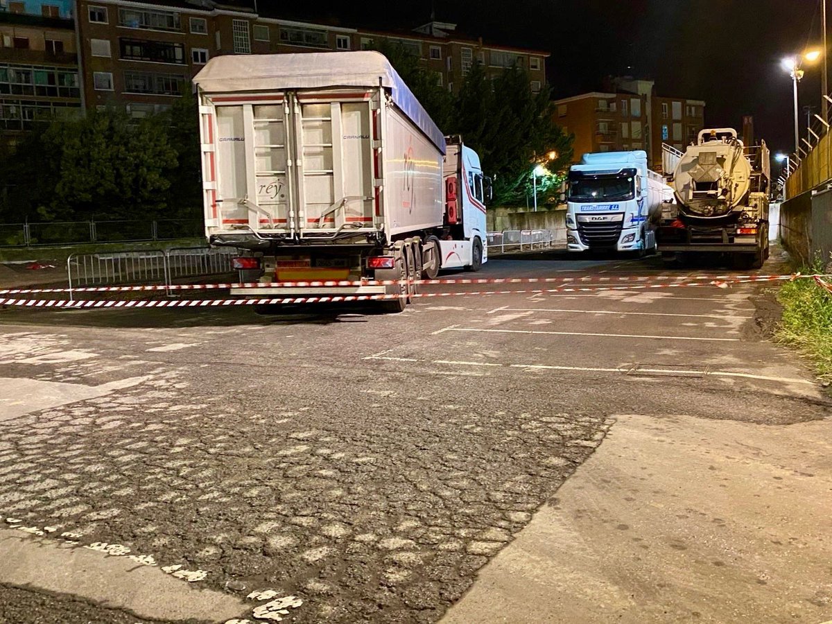jabotxa62's tweet photo. Udalak baimena eman du Sirgueras parkea egiten ari den eremuan Sader eta Profersako kamioiak aparkatzeko? Esklusiban? 
Eta… zalantza da: aparkatzeko baimen hori bateragarria da Hiribilduan 20:00etatik 08:00etara aparkatzeko dagoen debekuarekin? https://t.co/eb9AARncfE