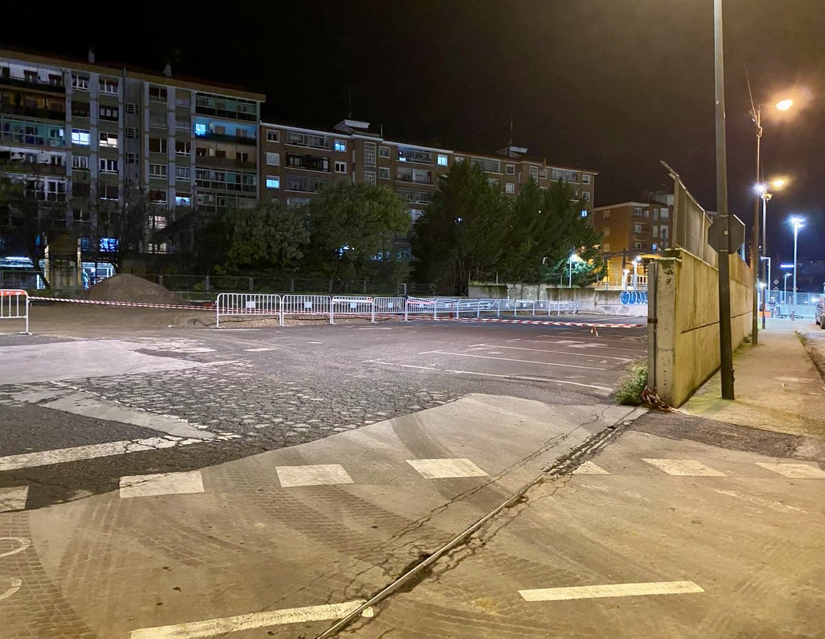 jabotxa62's tweet photo. Udalak baimena eman du Sirgueras parkea egiten ari den eremuan Sader eta Profersako kamioiak aparkatzeko? Esklusiban? 
Eta… zalantza da: aparkatzeko baimen hori bateragarria da Hiribilduan 20:00etatik 08:00etara aparkatzeko dagoen debekuarekin? https://t.co/eb9AARncfE