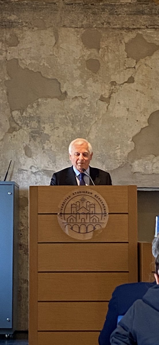 MicheTiraboschi's tweet photo. La grande fortuna di lavorare tra il 2009 e il 2019 con Giuseppe Bertagna, oggi professore emerito di pedagogia presso @UniBergamo, dove abbiamo fondato il dottorato in "Formazione della persona e mercato del lavoro". 
Un progetto innovativo e anche controverso per le metodologie didattiche, le visioni progettuali e gli obiettivi culturali, dove ci venne impedito di usare la parola "diritto" nel titolo del dottorato che inizialmente doveva essere "Formazione della persona e diritto del mercato del lavoro". Per i giuristi ortodossi una sorta di eresia o comunque un attacco alla purezza del metodo. Per me una fortunata ibridazione; una occasione irripetibile di apprendimento e cioè la possibilità di guardare le "leggi" del mercato del lavoro dal lato della (qualità della) offerta e non solo dal lato della domanda (Bertagna, "Pensiero manuale", Rubettino, 2006, p. 41). Una vera e propria rivoluzione, per un giurista del lavoro, che porta la persona che lavora ad essere "soggetto" (e non un "oggetto" passivo) di una relazione connotata da un valore sociale, culturale, formativo e antropologico e non necessariamente come parte debole di una relazione economica di scambio. Le criticità che oggi le  imprese esprimono nella ricerca dei lavoratori si spiegano proprio qui ed erano state intuite da Giuseppe Bertagna già 20 anni fa. 
Da qui la sua collaborazione con Marco Biagi nel 2003 (legge Biagi e legge Moratti) nel tentativo di rifondare i concetti di formazione, apprendimento, impresa, lavoro. Poi nel 2011 la grande riforma dell'apprendistato inteso non come banale contratto di lavoro ma come sistema dell'incontro tra domanda e offerta di lavoro e metodo per la trasmissione e l'innovazione del sapere. 
Di quella esperienza restano non solo un ricordo ma anche una forte amicizia, circa 300 dottori di ricerca formati in azienda e nel sindacato e, cosa davvero anomala per un giurista e anche per come è fatta l'università italiana, una nutrita schiera di allievi che oggi praticano in università, con successo e con contributi originali, discipline diverse da quella giuridica