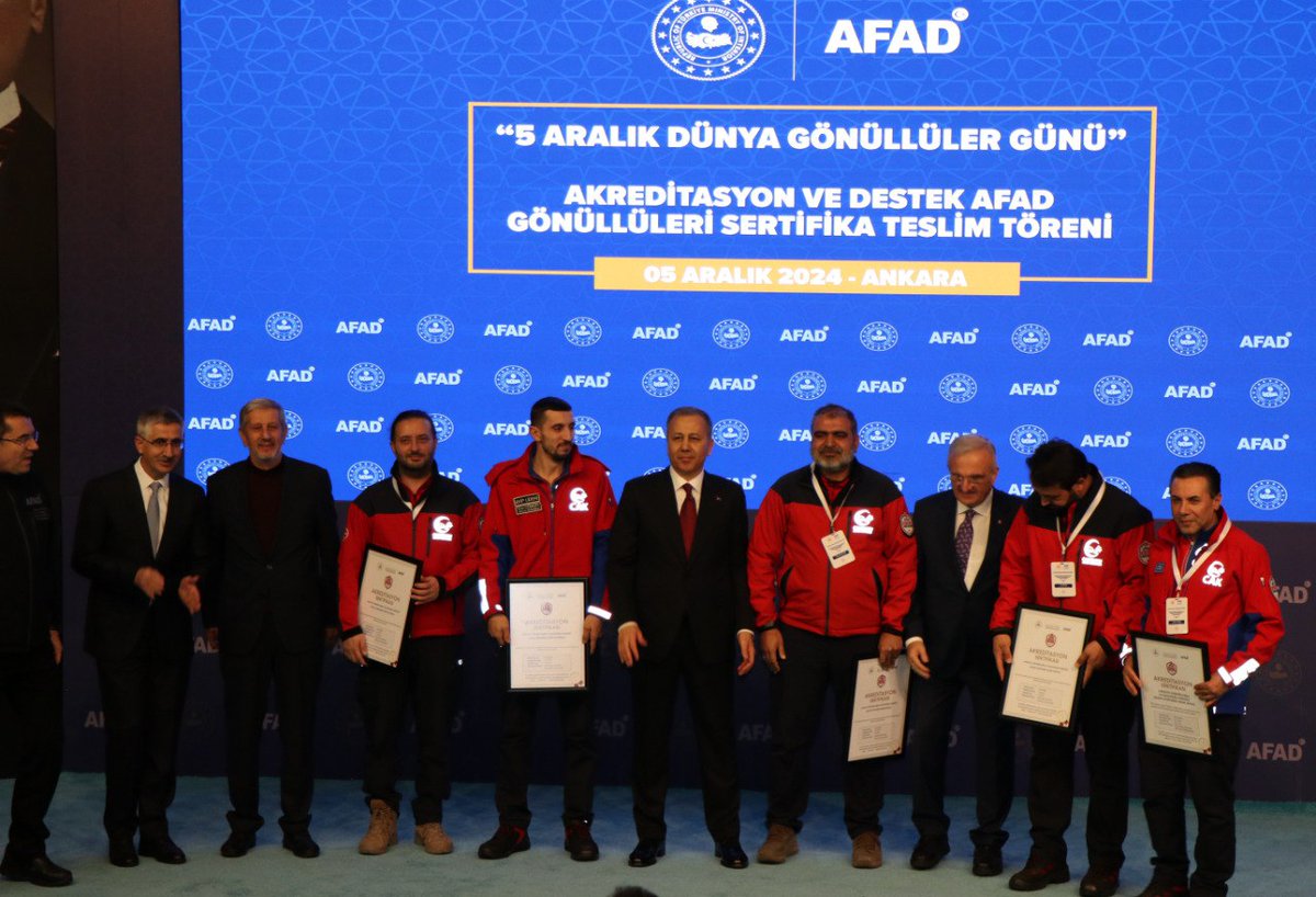 CansuyuDernegi's tweet photo. CAK | Cansuyu Arama Kurtarma ekip liderlerimiz AFAD tarafından düzenlenen törenle, İçişleri Bakanımız Ali Yerlikaya’dan Akreditasyon Sertifikaları ve Armalarını aldılar. https://t.co/pahWRL2wum