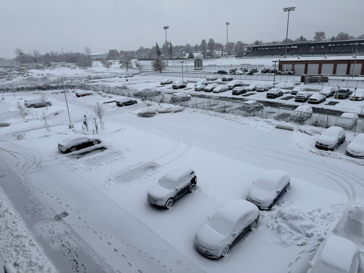 cheddirhythm's tweet photo. #buffalosnowdec2024 #buffalosnow Buffalo New York December 5th 2024 .. Pics taken by me, permission granted to use https://t.co/6pYgIihojt