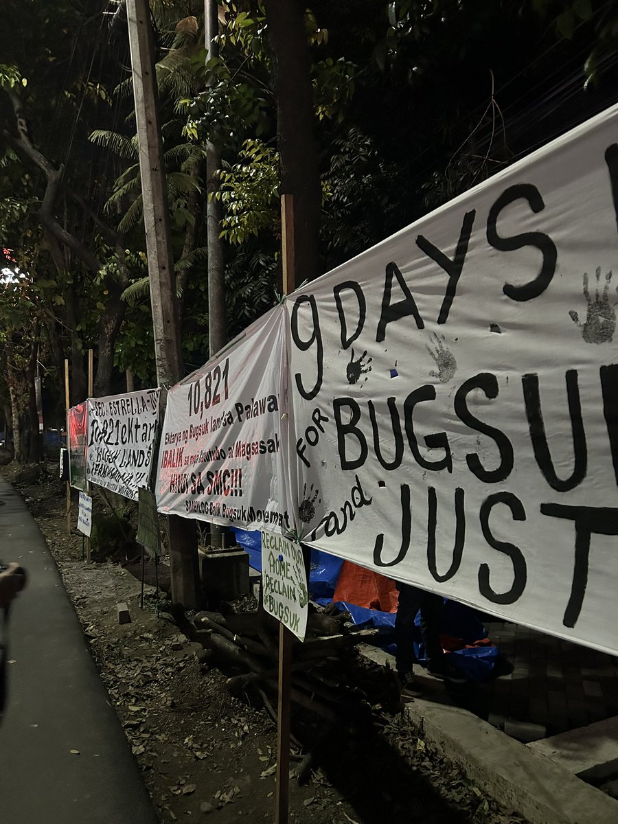 lan_espacio's tweet photo. Patuloy ang pag-aayuno ng mga katutubong Molbong at Palaw’an sa tapat ng Department of Agrarian Reform. Sa mga komunidad ang mga lupa sa #Bugsuk, hindi sa San Miguel! #United4LandRights https://t.co/qz8RET7keQ