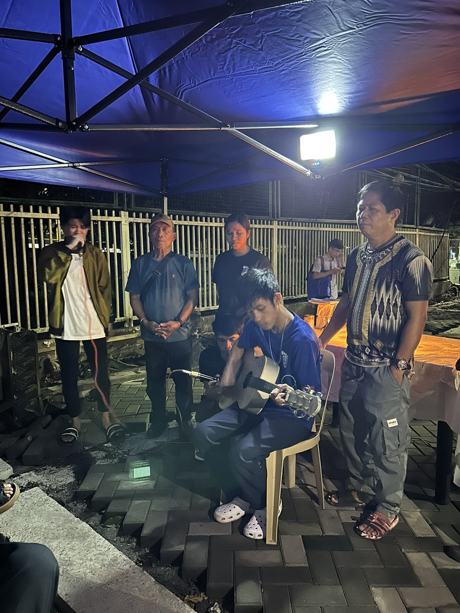 lan_espacio's tweet photo. Patuloy ang pag-aayuno ng mga katutubong Molbong at Palaw’an sa tapat ng Department of Agrarian Reform. Sa mga komunidad ang mga lupa sa #Bugsuk, hindi sa San Miguel! #United4LandRights https://t.co/qz8RET7keQ