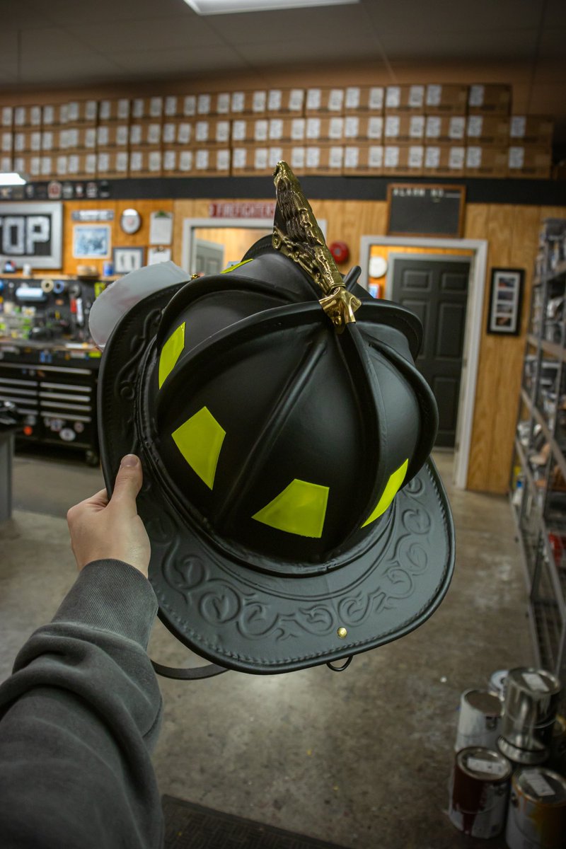 Been a while since our last showcase, so let’s start up the winter with this crisp N5A build we recently completed.

Repaint, classic tets, D-ring, brim bend, and a new leather chinstrap 🔥

Refurbish / order new at ragtopfire.com  ►  Link in bio