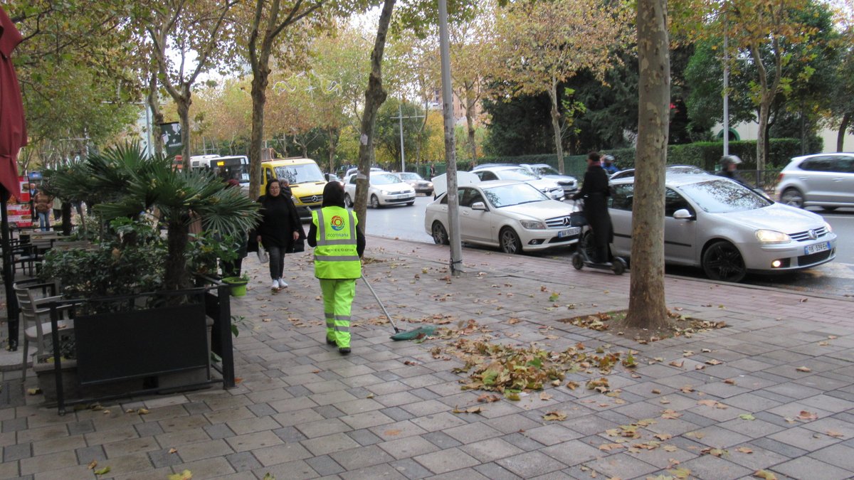 Penalosa_G's tweet photo. NOT magic.
Parks &amp; sidewalks in Tirana are so clean. On my morning run I saw magnificent people under slight rain raking leaves, garbage, cigarette butts (yes!!!).

Grateful to all front line workers who put much work &amp; lots of love for all to enjoy our public spaces. Everywhere. https://t.co/xM0A4j2mWE