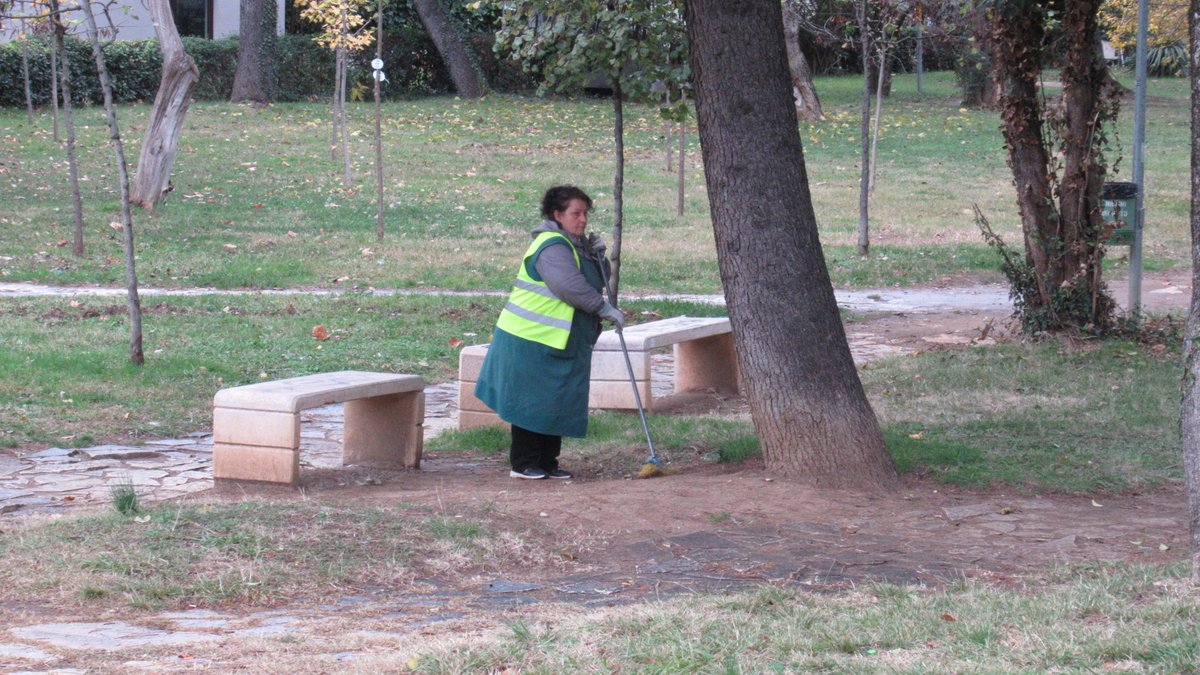 Penalosa_G's tweet photo. NOT magic.
Parks &amp; sidewalks in Tirana are so clean. On my morning run I saw magnificent people under slight rain raking leaves, garbage, cigarette butts (yes!!!).

Grateful to all front line workers who put much work &amp; lots of love for all to enjoy our public spaces. Everywhere. https://t.co/xM0A4j2mWE