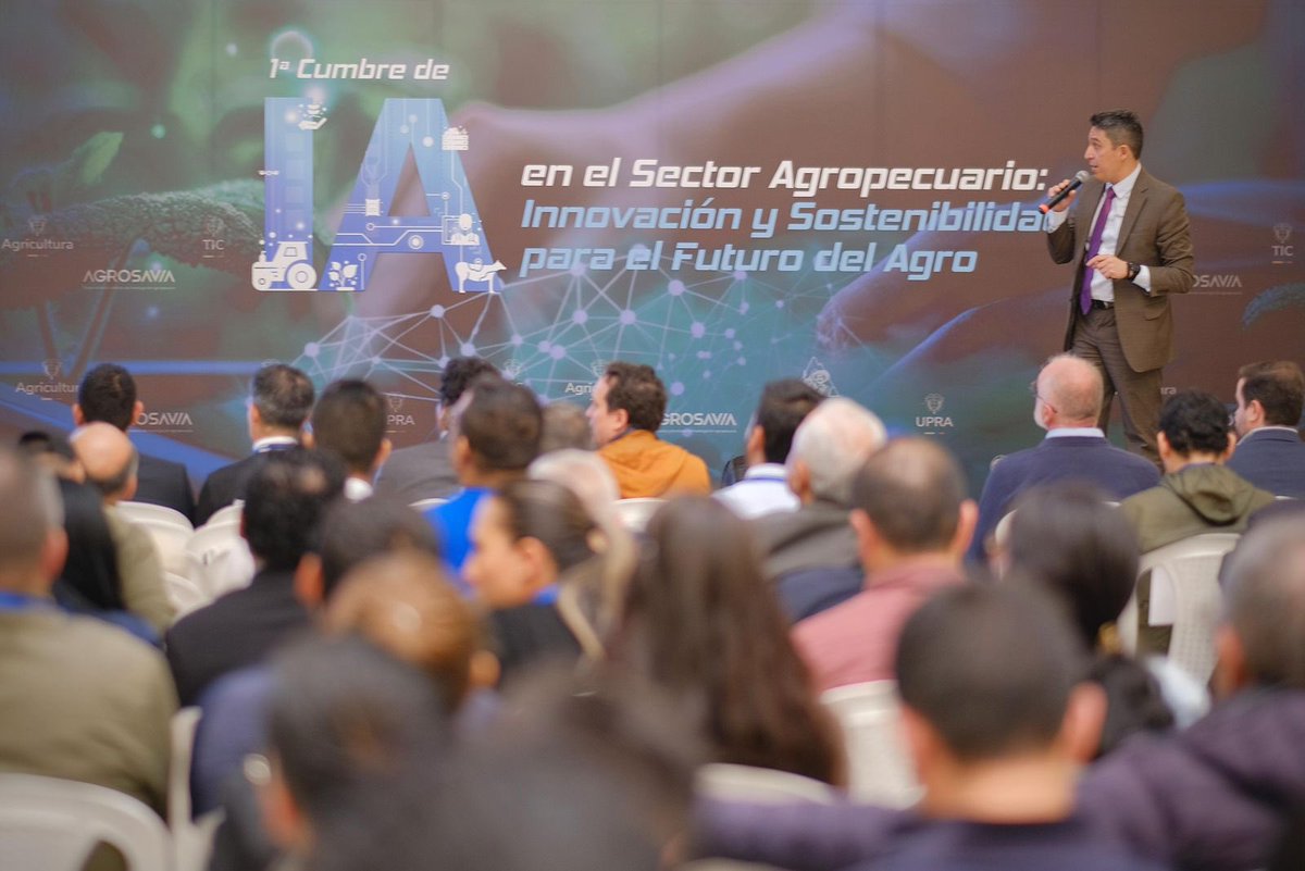 Ministerio_TIC's tweet photo. El futuro del agro colombiano avanza con innovación. En la cumbre #AgroTIC, expertos del #MinisterioTIC y @MinAgricultura impulsan tecnologías como IA y monitoreo satelital para triplicar la productividad y proteger el medio ambiente.
¡Transformemos el campo! https://t.co/rY0RyNdENY