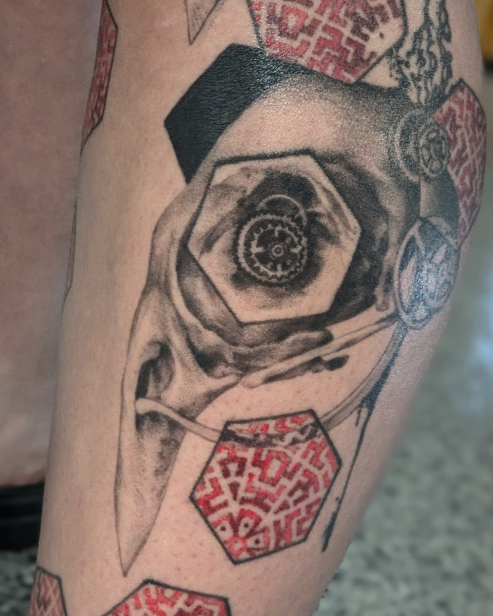 ISaTa2_'s tweet photo. Finally got it

#graphicdesign #tattoo  #tattoos #tattooideas #tattooart #abstracttattoo #columbus #ohio #pattern #dotwork #hexagonpattern #skull #bird #ladybug #bettle https://t.co/CSPtzWIAHo