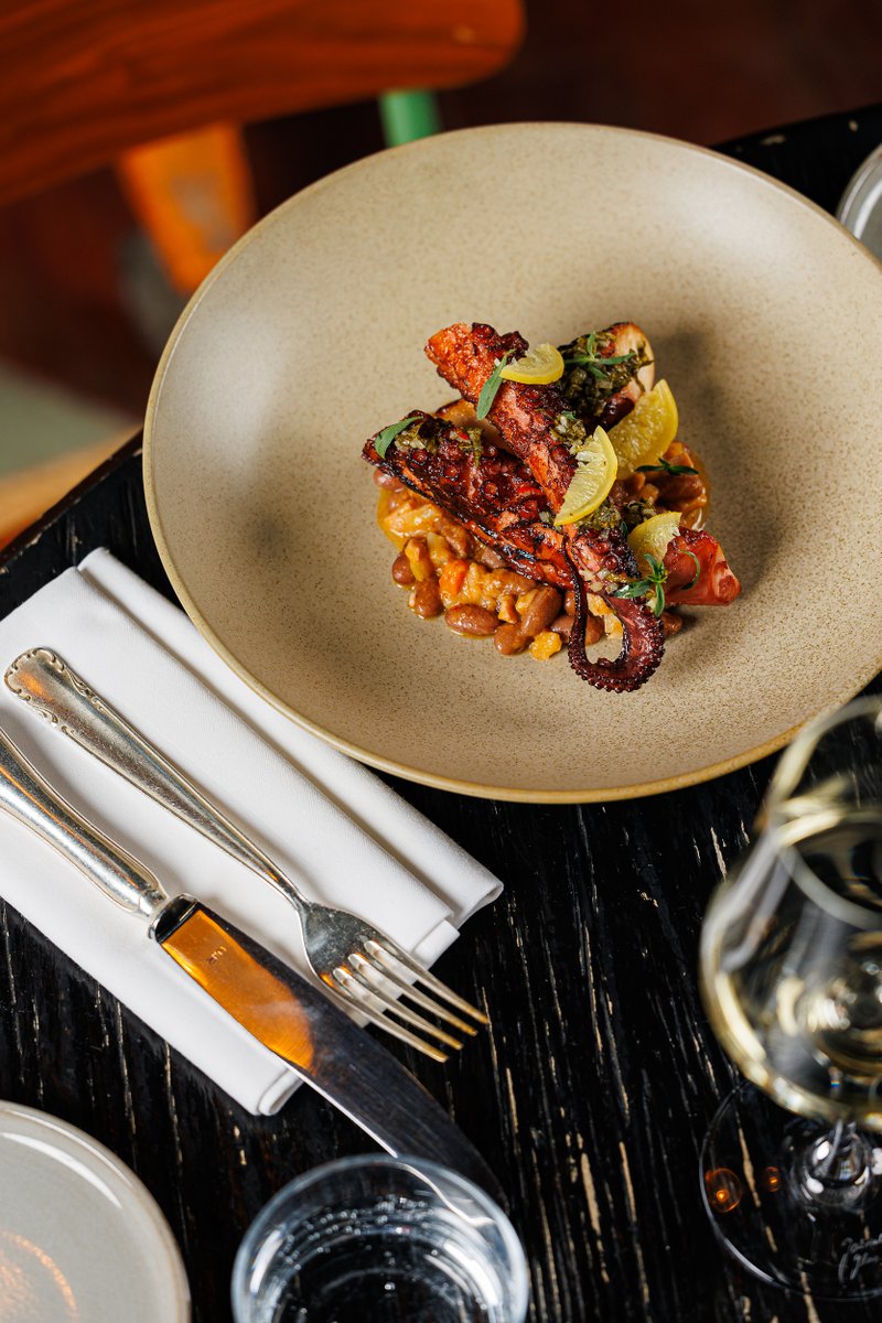 Wilder Oktopus mit Chermoula, Borlotti-Bohnen und Harissa
Oktopus, Bohnen, Harissa – nordafrikanische Inspiration trifft mediterrane Raffinesse. Mutig, spannend, unglaublich lecker!