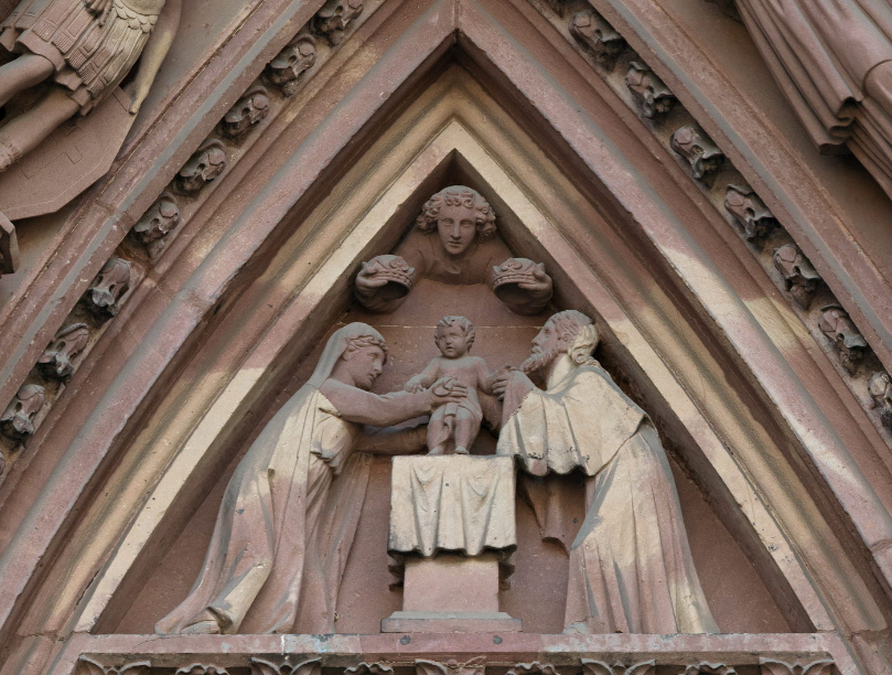 BertrandFleck's tweet photo. Présentation de Jésus au temple par ses parents.
Un ange tient deux couronnes au-dessus des têtes de la Vierge Marie et de saint Joseph (cela ne semble pas être le grand-prêtre Siméon, mais bien saint Joseph dont la sculpture est identique à celle de la scène du dessous). https://t.co/EPRyteSOmF