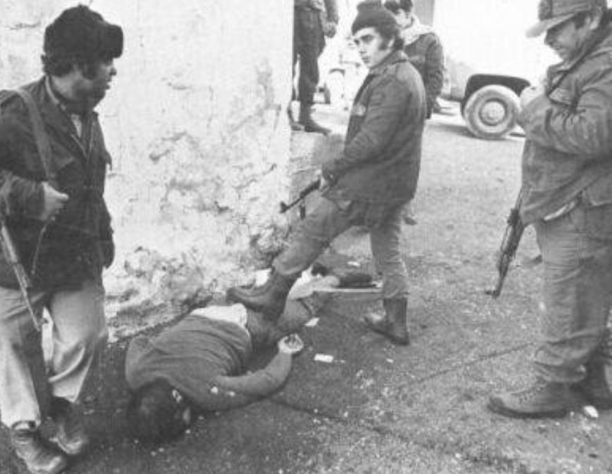 لماذا فرح السوريون بتحرير حماة ..؟؟

واحدة من أهم الأسباب الموثقة عبر التاريخ 
سوف أخبركم بها وأسرد لكم تفاصيلها  .. 

(( اغتصاب النساء في الجوامع  )) 

نعم، إنها مجزرة حماة 1982

المجزرة التي ارتكبها نظام الأسد 
بحق الأطفال والنساء والأجنة في رحم النساء، 
وتقطيع أيدي النساء،