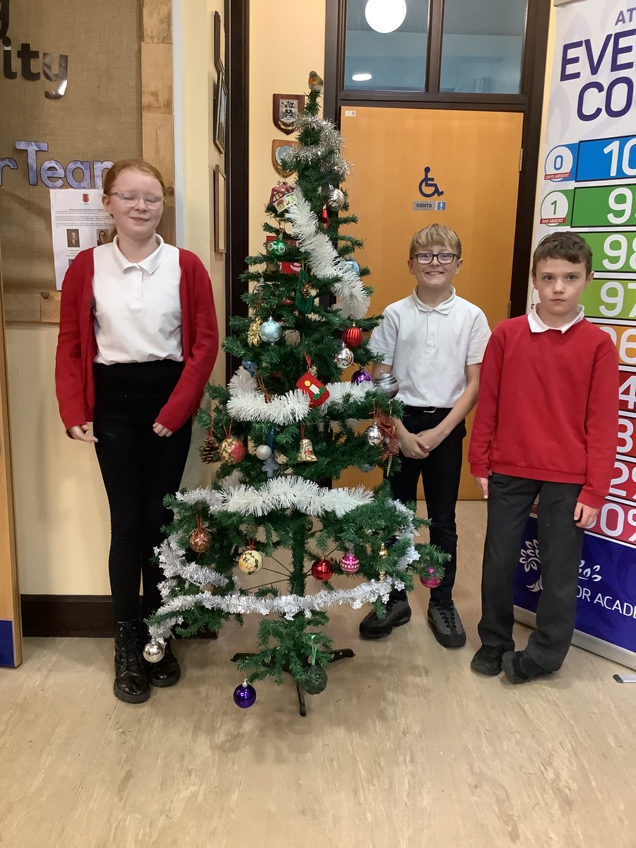 We are feeling very festive here at Easington! Our year 6's have done a fabulous job decorating the Christmas trees.🎄🎄