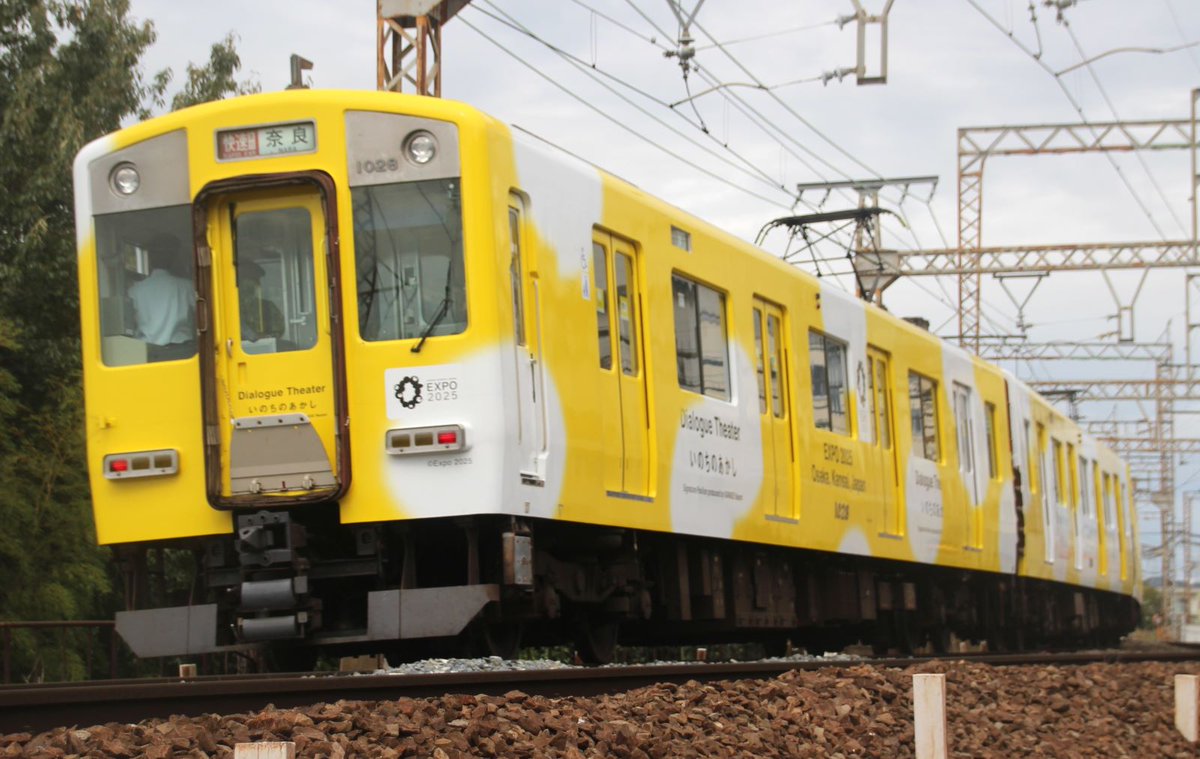 YLc5820's tweet photo. おはようございます🙂黄色の万博ラッピング車になった1026系VH28ですが「Dialogue Train」の愛称を持ち、近鉄〜阪神間の直通列車で主に活躍しています😃🚋
#近鉄 #阪神 #近鉄電車 #近鉄1026系 #VH28 #万博 #ラッピング車 #DialogueTrain #いのちのあかし #快速急行 #近鉄奈良線 https://t.co/ybu2riDfkl