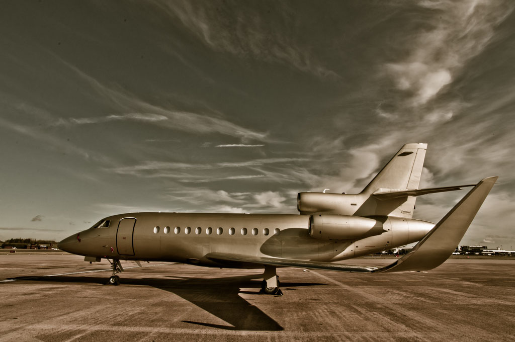 API_Winglets's tweet image. We’re feeling a bit monochromatic this Thursday. Whether you’re flying in vibrant colors or subtle hues, our winglets will keep your Falcon looking new!

#Falcon #aircraft #aviation #luxurytravel #ThinkWinglets #bizav