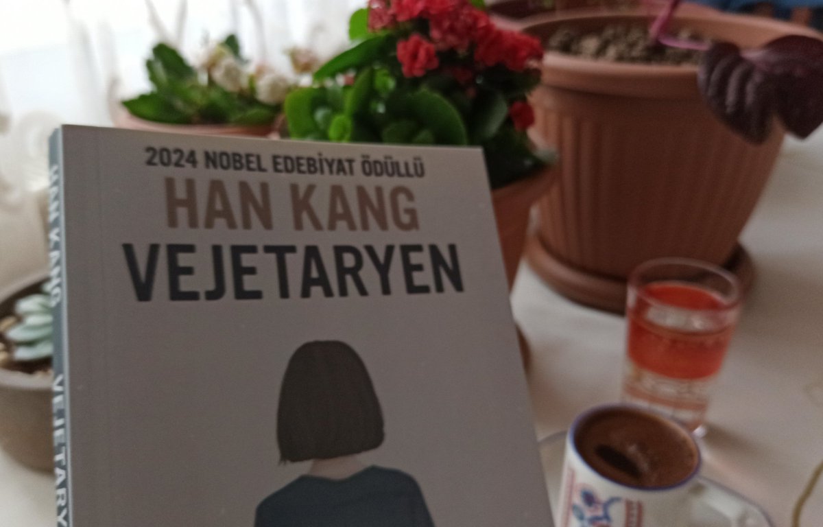 GorNevin's tweet photo. Çok zorlu ama edebi zevki çok yüksek 🌟"İnsanın sarhoş olduğunda eski sarhoşluklarını hatırlaması gibi ben de rüyamda eski rüyalarımı hatırlıyorum." #hankang #vejetaryen #kitap #kahve #istanbul #aralık #kış https://t.co/TtbFDdG2B3