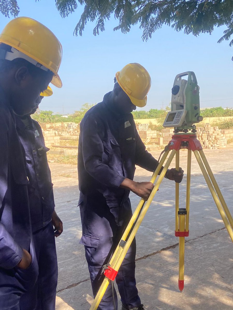 fondsfpt's tweet image. 29 novembre 2024
#Actu_Pôle_Ouest, Dakar : Projet formation insertion sur les métiers des BTP

L’équipe du Pôle Territoire Ouest (PTO) du 3FPT a supervisé un projet de formation-insertion réalisé en partenariat avec Eiffage Sénégal, la mairie de Hann Bel-Air et le CSFP BTP.