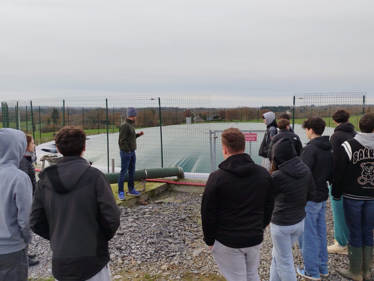 Aujourd’hui, j’ai eu la chance de recevoir une classe de bac du lycée agricole Le rheu (35). Afin de leur présenter notre exploitation de polyculture élevage lait-porc-culture. J’ai pu exposer tous nos projets pour une production conventionnelle familiale et vertueuse 👍🏼🥛🐖