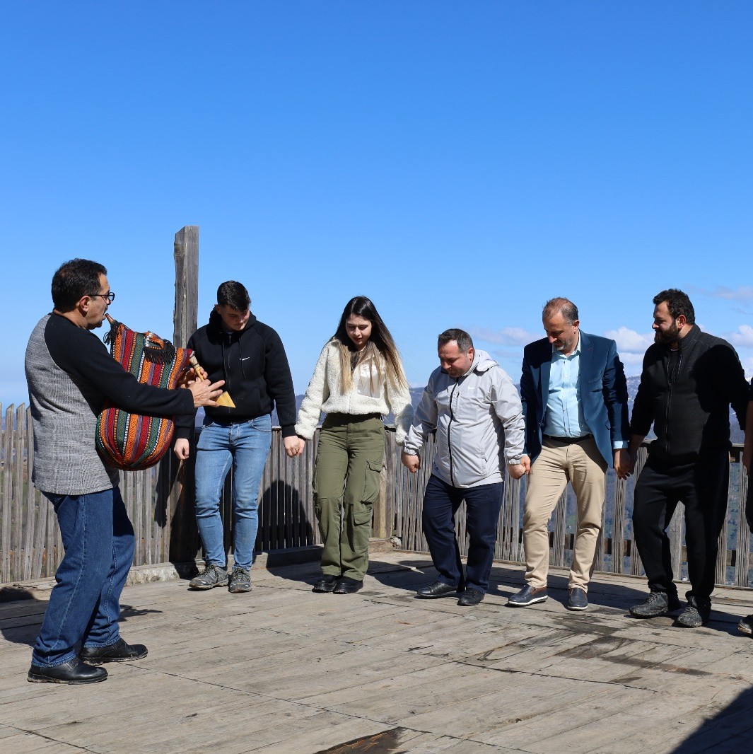 MehmetNuriErsoy's tweet photo. Kültürümüz UNESCO’da büyümeye devam ediyor! 🇹🇷

Paraguay’ın başkenti Asunsion’da düzenlenen 19. UNESCO Somut Olmayan Kültürel Miras Komitesi Toplantısı’nda bir müjde daha aldık. ✨

Kuzey Makedonya ile hazırladığımız “Geleneksel Tulum Yapımcılığı ve İcrası” dosyamız, UNESCO İnsanlığın Somut Olmayan Kültürel Mirasının Temsili Listesi’ne kaydedildi.

📜 Bu başarıyla birlikte UNESCO’daki miras unsurumuzun sayısı 31’e yükseldi! 🏺

Türkiye, UNESCO Somut Olmayan Kültürel Miras Listelerinde en çok unsur kaydettiren 2. ülke konumunu başarıyla korumaktadır. 👏

Bu başarıda emeği geçen herkesi kutluyor, kültürel mirasımıza sahip çıkan tüm vatandaşlarımıza teşekkür ediyorum.
