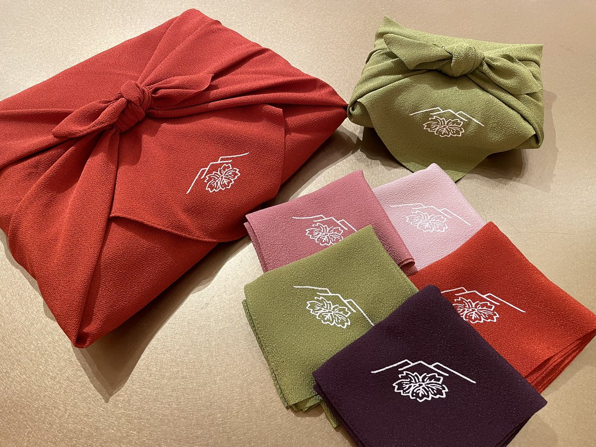 風呂敷ラッピング」でご用意している風呂敷は大が70cm角、小が45cm角