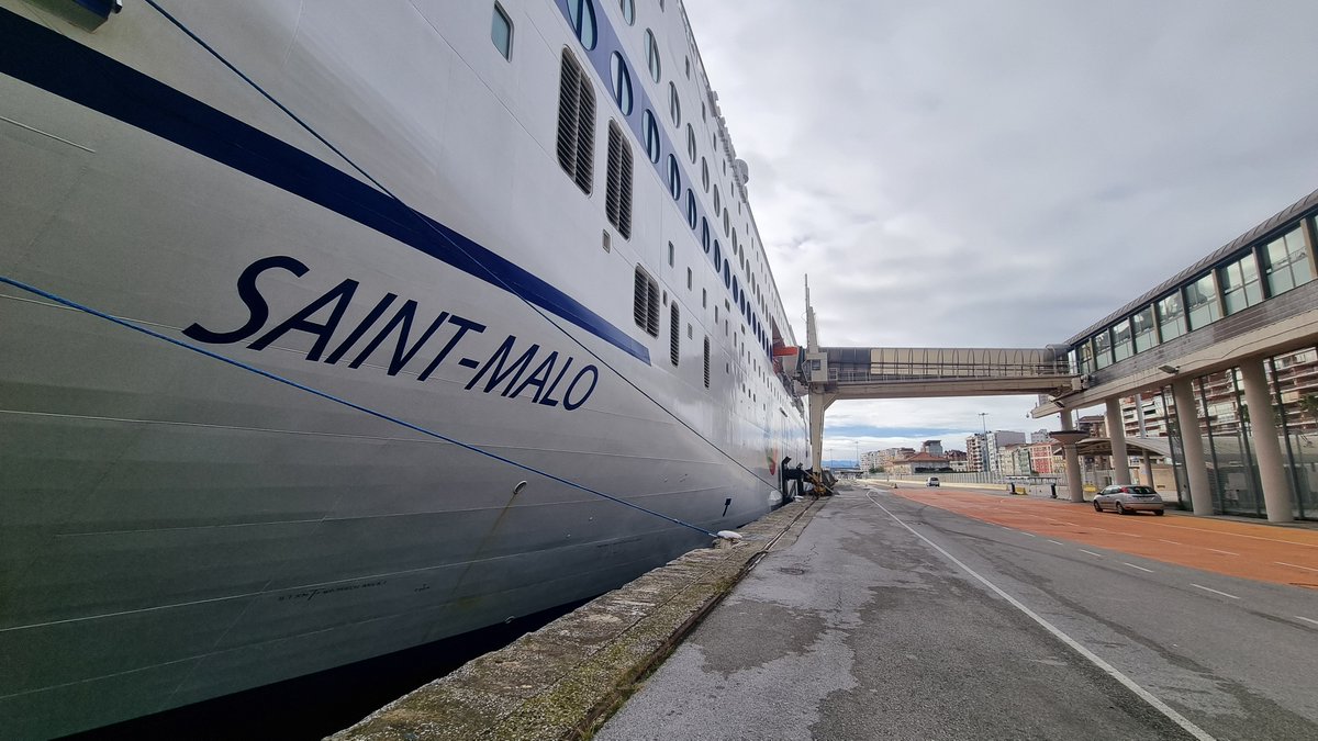 port_santander's tweet photo. Damos la bienvenida al nuevo buque de @BrittanyFerries Saint-Malo que se pondrá a punto en #Astander, antes de seguir hasta Francia
@cdiazmaza: agradecemos el compromiso de la #naviera con la creación de #empleo y el fomento del #turismo en #Cantabria
➡️ https://t.co/DTVtD3UR85 https://t.co/isnpwsN2sb