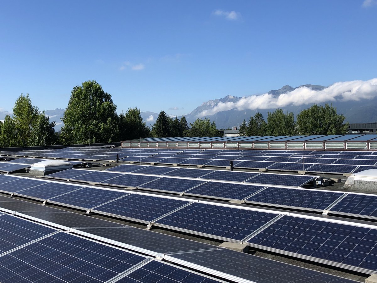 WolfVision_EU's tweet photo. 🌞 Did you know our Austrian headquarters features 360 photovoltaic panels spanning over 600m² of roof space? With a peak performance of 93.6 kWp, it's enough to power 22 four-person households!
More info: https://t.co/qLMZRS8nDT
#WolfVision #GreenAV #CleanEnergy #SolarPower https://t.co/Qm1x7443NF