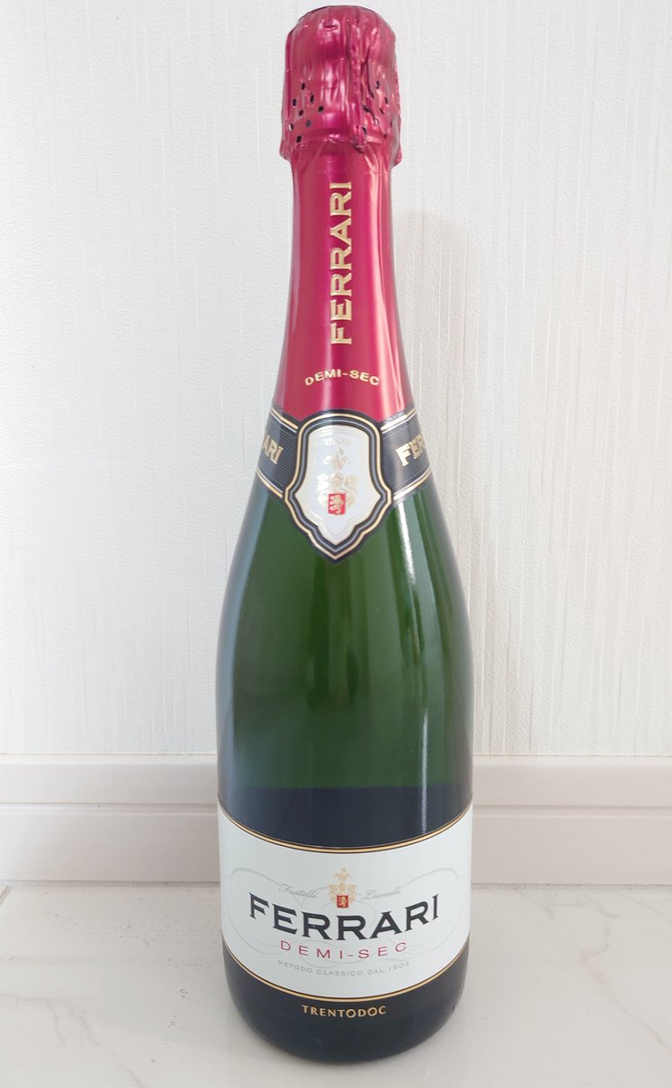 KbnMf's tweet photo. クリスマスの乾杯用に、コストコでFERRARIのDEMI-SECを購入🍷
昔から甘めが好きなので、DEMI-SECが一番好きです。
飲むのを楽しみに、日々を頑張ろう🥳
#FERRARI
#DEMISEC
#コストコ https://t.co/ZFVLNmMCaD