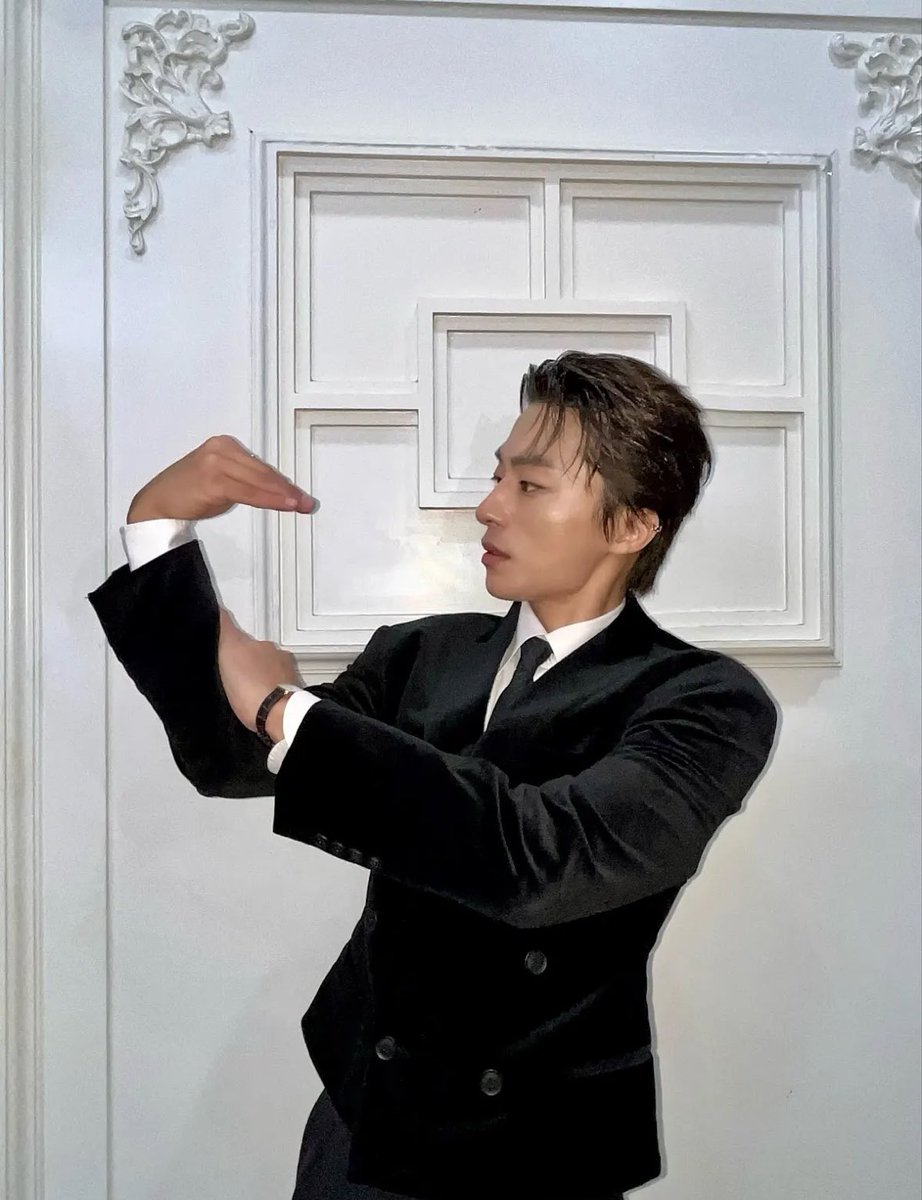 그러니까 나는,,
씹탑알파메일리디광공깔의 얼굴로
이런 포즈도 취할수있다는걸
믿기가 힘들었던것같아,,