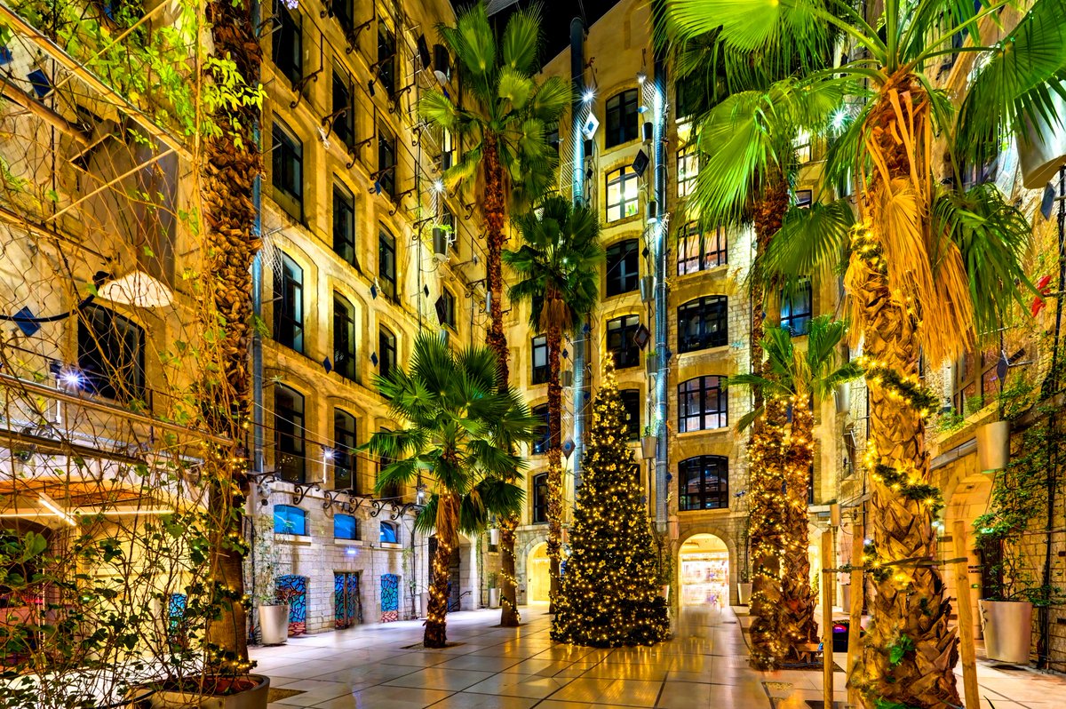 Groupe Constructa (@constructa_sa) on Twitter photo ✨ Magie des fêtes aux <a href="/DocksVillage/">Les Docks Village</a> à #Marseille ✨
🎄Décorations, animations magiques et moments inoubliables vous attendent :
📸 Photo gratuite avec le Père Noël les 4/7/8/11/14/15/18/21/22 dec., de 11h à 18h30.
🎶 Animation Gospel les 6/7/13/14/12. ✨ Magie des fêtes aux <a href="/DocksVillage/">Les Docks Village</a> à #Marseille ✨
🎄Décorations, animations magiques et moments inoubliables vous attendent :
📸 Photo gratuite avec le Père Noël les 4/7/8/11/14/15/18/21/22 dec., de 11h à 18h30.
🎶 Animation Gospel les 6/7/13/14/12.