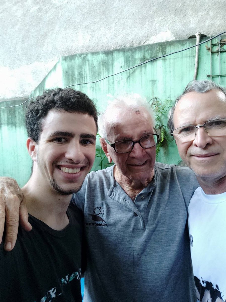 PRDomiciano2's tweet photo. Hoje o dia começou mais triste com a notícia de que meu avô faleceu. 
Meu avô foi um homem honesto, brincalhão, companheiro, acolhedor, esforçado, entre várias outras qualidades. Sempre me recebeu com um sorriso no rosto e um abraço apertado, + https://t.co/5l0pBOjWP8