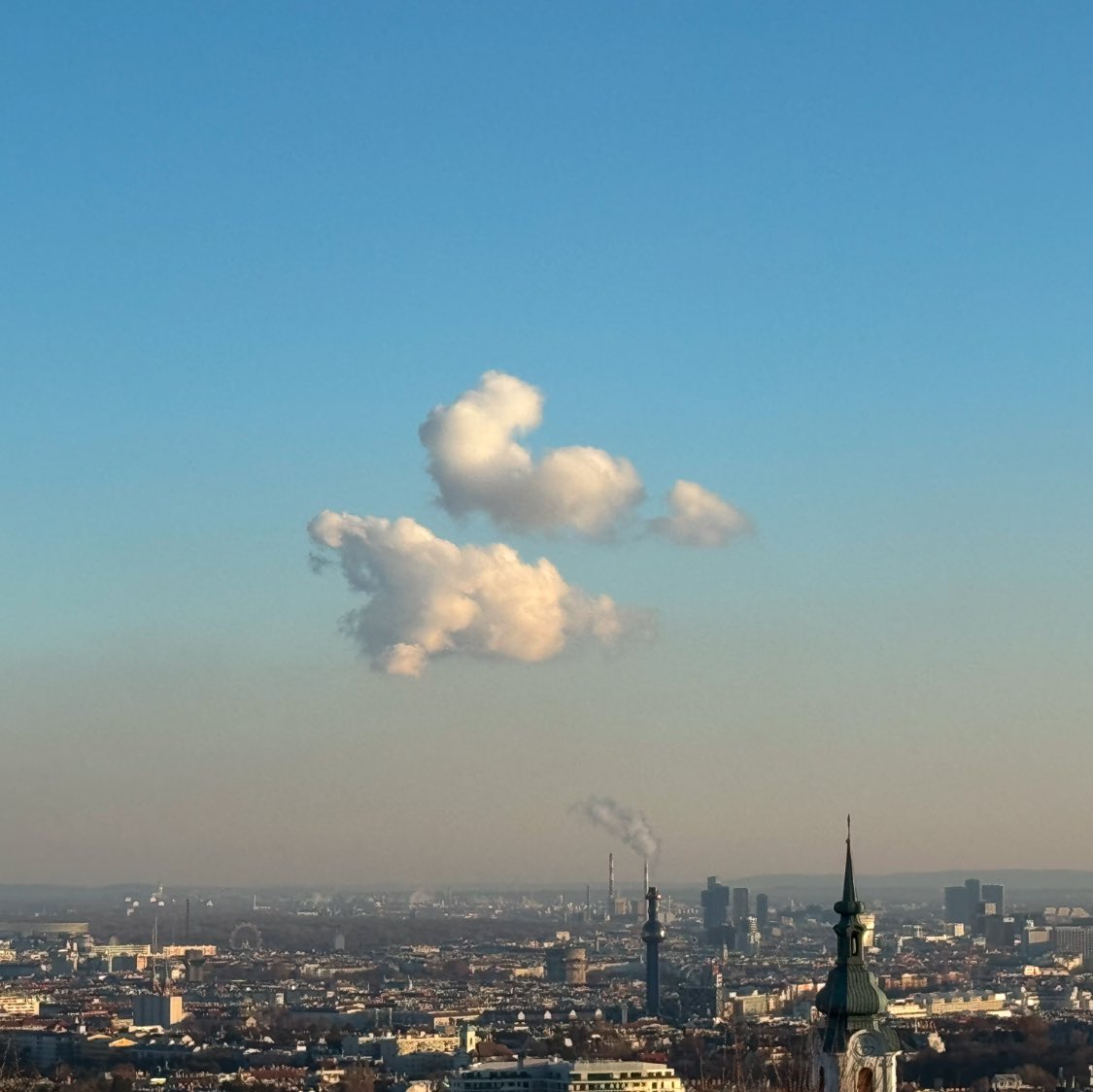 Eigentlich ist es heute wolkenlos in  #Wien. Dennoch bilden sich durch die Müllverbrennungsanlage Spittelau kleine thermische #Quellwolken.