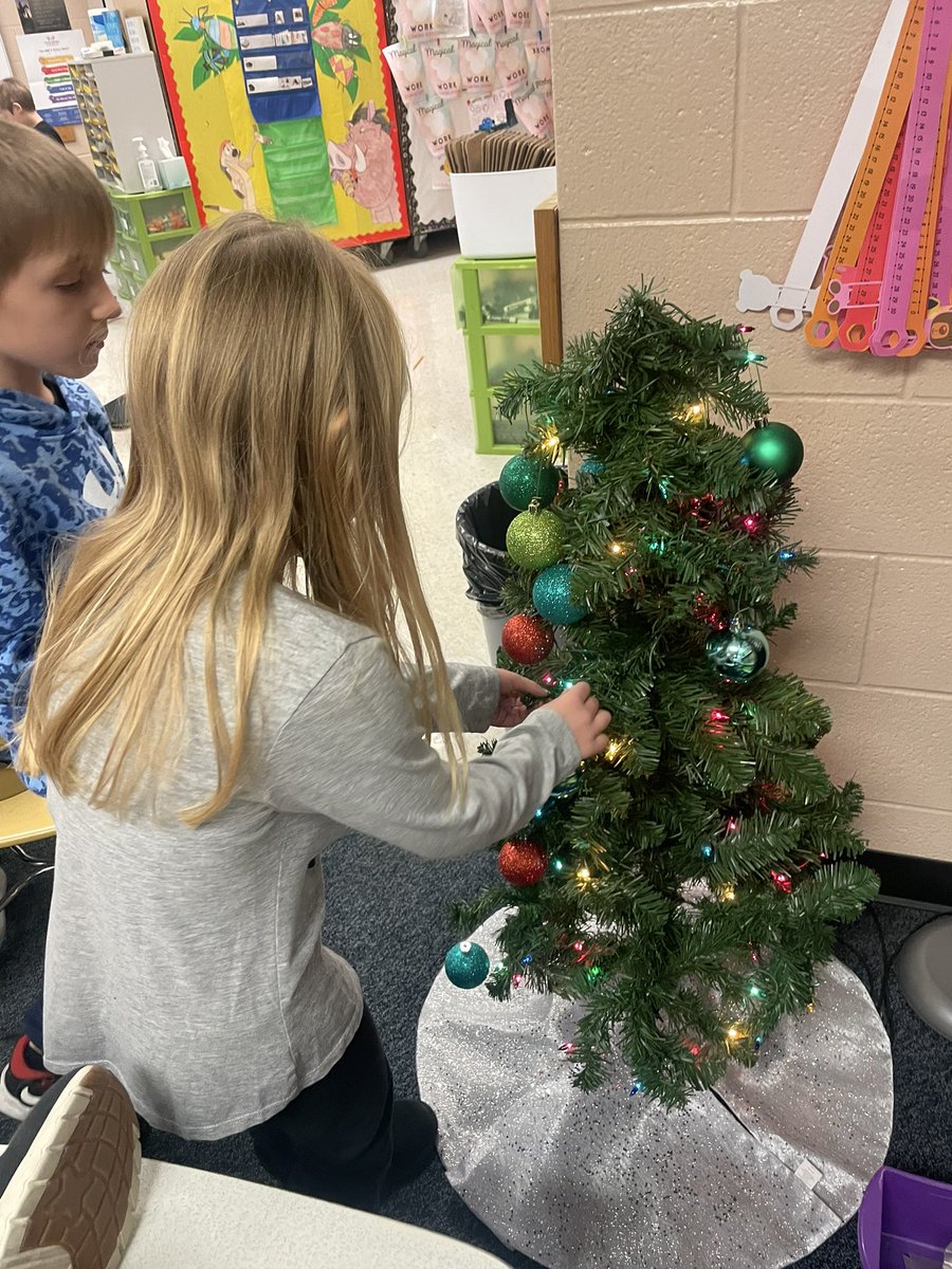 MrsSwallowsRoom's tweet photo. This week begins the start of the Christmas Spirit here in room 12!! We started the week off with a new visitor and decorating our class Christmas Tree! #mcscbears #firstgrade https://t.co/5udwmTDL9b