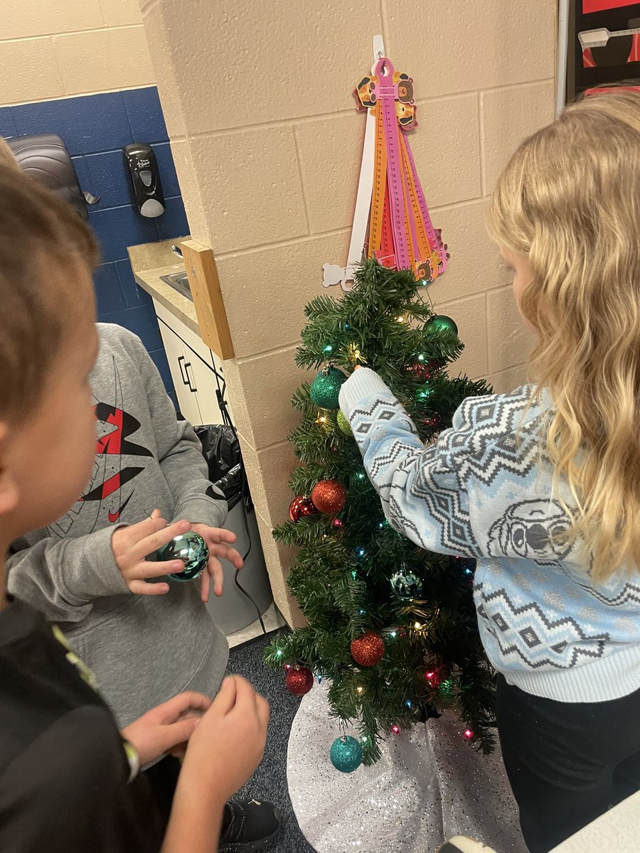 MrsSwallowsRoom's tweet photo. This week begins the start of the Christmas Spirit here in room 12!! We started the week off with a new visitor and decorating our class Christmas Tree! #mcscbears #firstgrade https://t.co/5udwmTDL9b