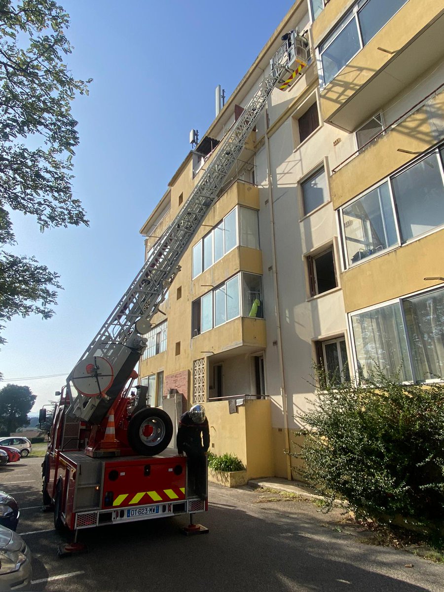 christobaroni's tweet photo. 👀 Depuis 1️⃣ mois, vous avez certainement notre échelle aérienne 🚒 manœuvrer à de multiples reprises dans les rues de  de #Châteaurenard , ainsi que sur les communes alentours 🏰🦊 Pas d'inquiétudes, nos @Pompiers_13 se forment sur le secteur à ce nouvel engin de #sauvetage 🧑‍🚒 https://t.co/zHpRXBX6Zq