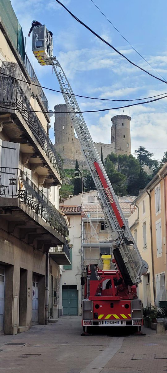 christobaroni's tweet photo. 👀 Depuis 1️⃣ mois, vous avez certainement notre échelle aérienne 🚒 manœuvrer à de multiples reprises dans les rues de  de #Châteaurenard , ainsi que sur les communes alentours 🏰🦊 Pas d'inquiétudes, nos @Pompiers_13 se forment sur le secteur à ce nouvel engin de #sauvetage 🧑‍🚒 https://t.co/zHpRXBX6Zq