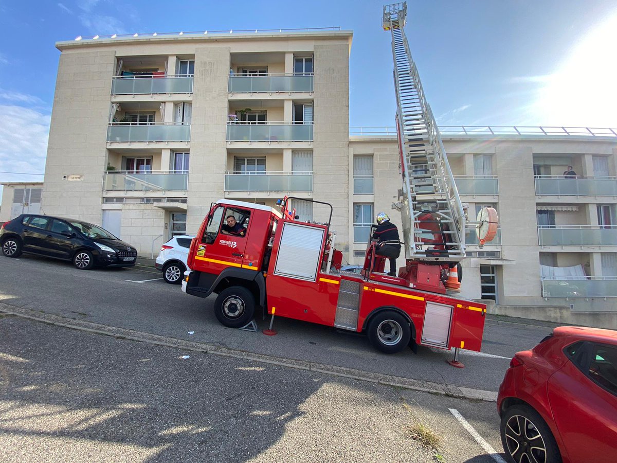 christobaroni's tweet photo. 👀 Depuis 1️⃣ mois, vous avez certainement notre échelle aérienne 🚒 manœuvrer à de multiples reprises dans les rues de  de #Châteaurenard , ainsi que sur les communes alentours 🏰🦊 Pas d'inquiétudes, nos @Pompiers_13 se forment sur le secteur à ce nouvel engin de #sauvetage 🧑‍🚒 https://t.co/zHpRXBX6Zq