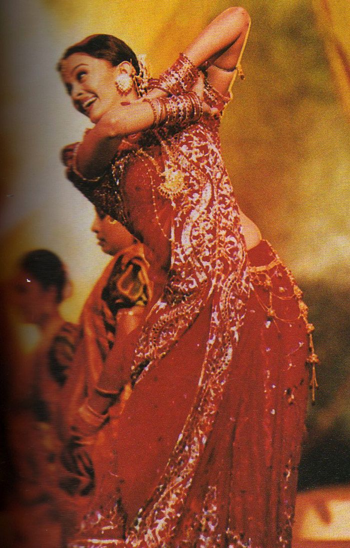 FilmyAesthetica's tweet photo. Aishwarya Rai performing at Filmfare awards https://t.co/sVd4hfGA4j