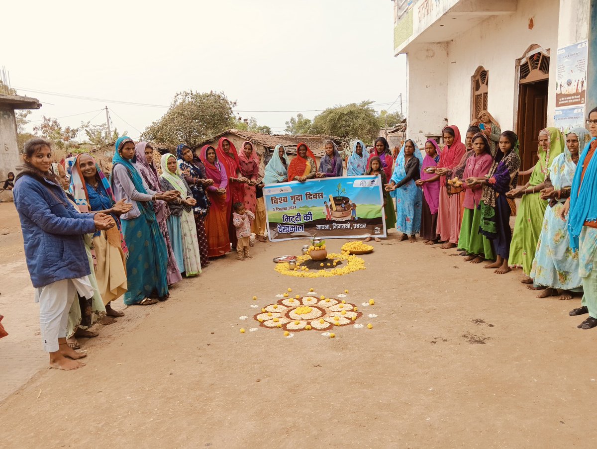 Vaagdhara's tweet photo. More than 1 lakh people from 1,168 villages of Rajasthan, Madhya Pradesh, and Gujarat participated enthusiastically in Soil Day celebrations. Discussions were held on the need for soil conservation to maintain its fertility and vitality. @FAO @jayeshvaagdhara #WorldSoilDay2024 https://t.co/16HZTKxdUg