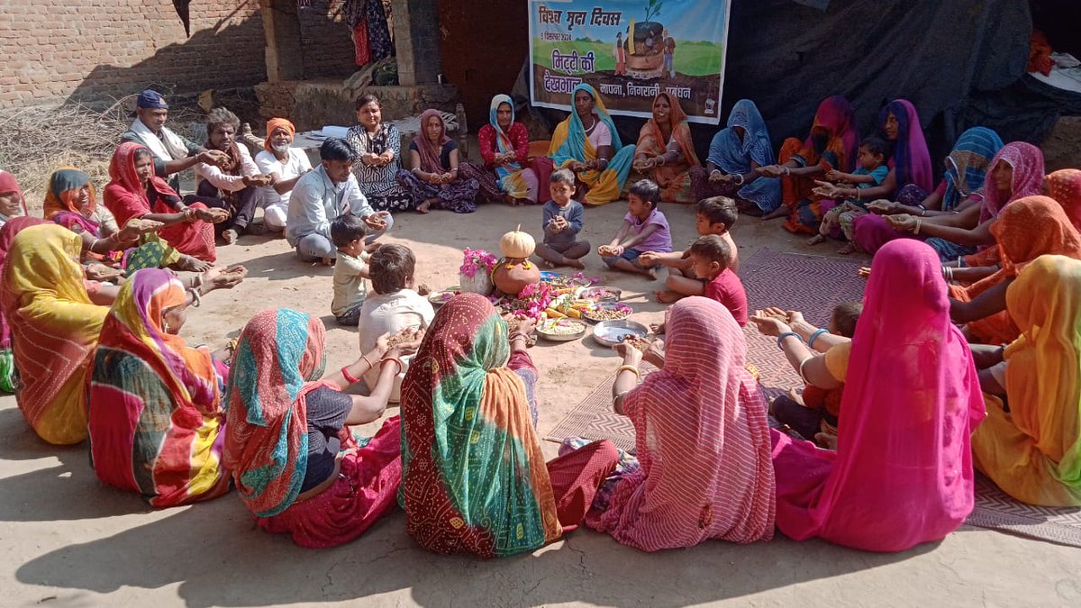 Vaagdhara's tweet photo. More than 1 lakh people from 1,168 villages of Rajasthan, Madhya Pradesh, and Gujarat participated enthusiastically in Soil Day celebrations. Discussions were held on the need for soil conservation to maintain its fertility and vitality. @FAO @jayeshvaagdhara #WorldSoilDay2024 https://t.co/16HZTKxdUg