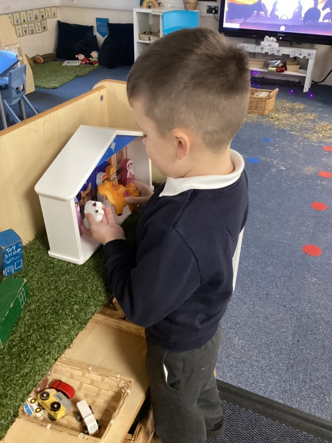 FountainPSLeeds's tweet photo. Streams class explored the nativity story for their Wow Day, they learned about the characters and wrapped presents for the new classroom Christmas tree. #learningattheheart https://t.co/BV6HqNxCIy