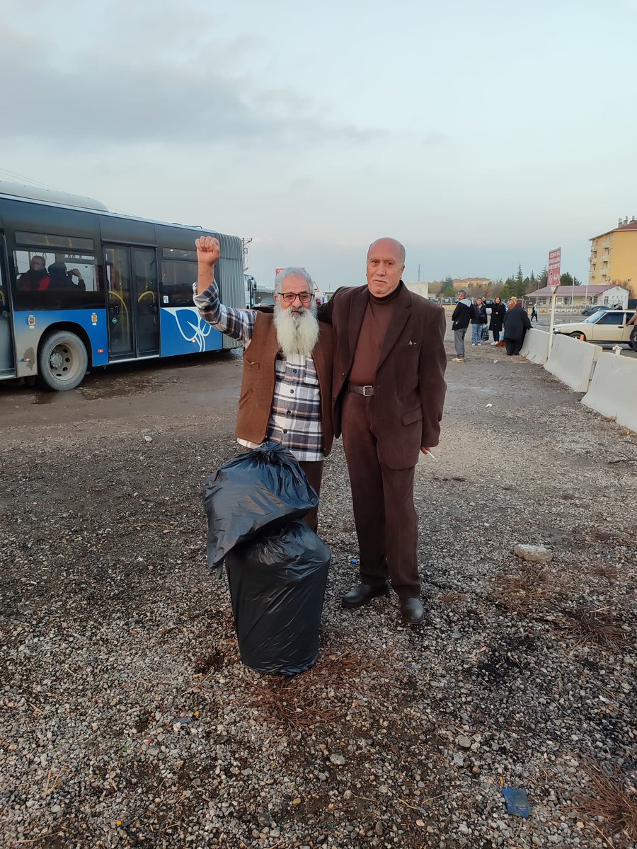 PsakdC23413's tweet photo. Bugün tahliye olan Kemal GÜN'ü, Sincan 2 No'lu Kuyu Tipi Hapishanesi'nden aldık.

Hoşgeldin Kemal Babamız! https://t.co/H16P5j9OdA