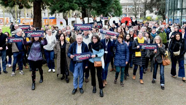 Campus Matin (@campusmatin) on Twitter photo « Nos universités sont en danger ! »🚨
De nombreux présidents d’#université se sont mobilisés pour dénoncer des conditions financières de plus en plus contraintes.
Alors que <a href="/patrickhetzel/">Patrick Hetzel</a> les invitait à piocher dans leur trésorerie et qu’un décret pour plus de souplesse dans « Nos universités sont en danger ! »🚨
De nombreux présidents d’#université se sont mobilisés pour dénoncer des conditions financières de plus en plus contraintes.
Alors que <a href="/patrickhetzel/">Patrick Hetzel</a> les invitait à piocher dans leur trésorerie et qu’un décret pour plus de souplesse dans
