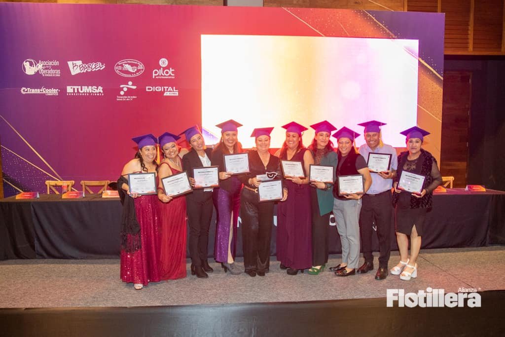Flotillera's tweet photo. 🚚El programa Conductoras @ScaniaMX continúa creciendo.💪🏼
🎓 Se graduaron más mujeres en el #Edomex.
👉🏽 Participaron empresas como: @BarcelMx, @FEMSA @Transcooler, @atpilotmx, #Tratosa y #TUMSA
📰 Más detalles: https://t.co/TP19Ct8lhT
#TeamFlotillera | @amo_oficial_ https://t.co/rH7mUaEobp