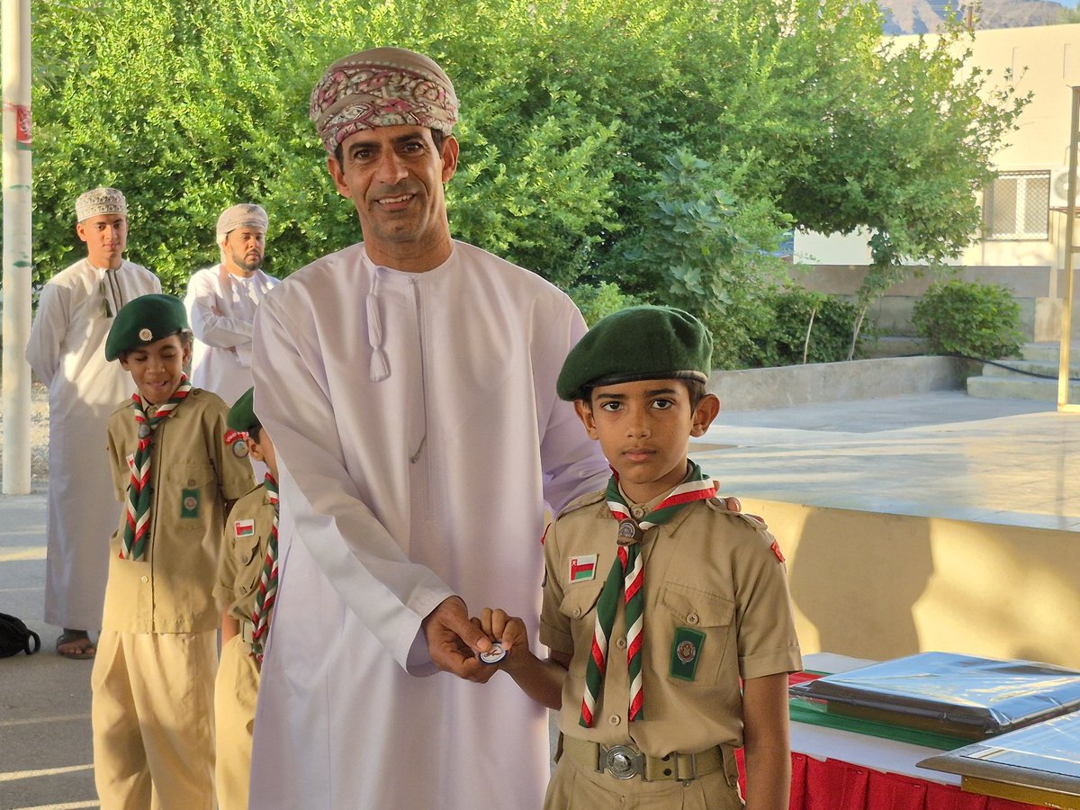MuScout1's tweet photo. قام مدير المدرسة داود العادي بتسليم شارة الرياضي للكشافة المشاركين في برنامج شوية رياضة في مدرسة سلطان بن محمد البطاشي https://t.co/m64TWIpLCl