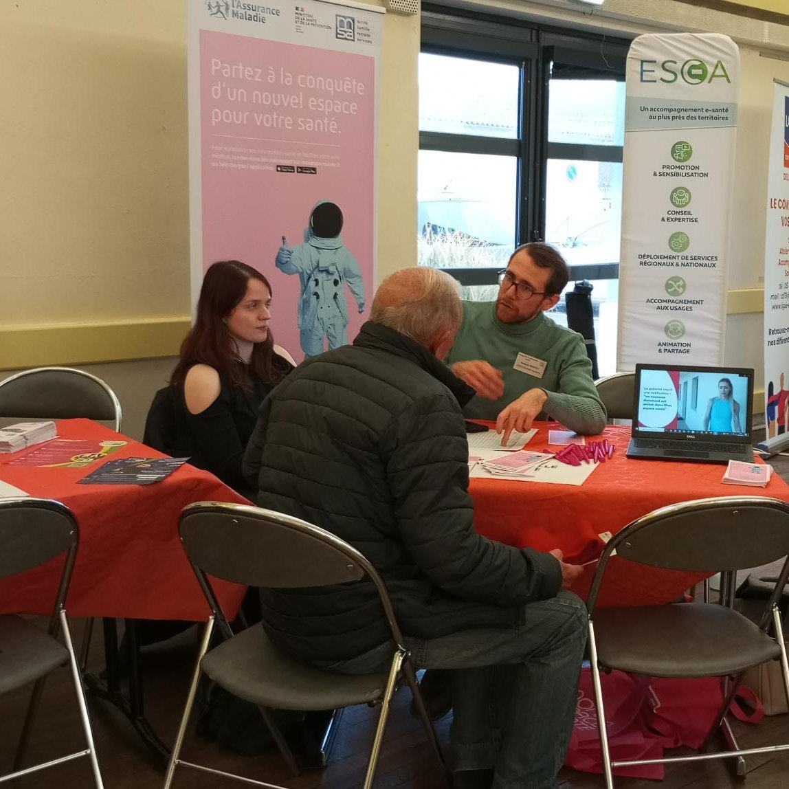 Jeudi dernier, les équipes ESEA se sont rendues au village de la prévention santé à Melle, dans le département des Deux-Sèvres, pour présenter et #accompagner la création de comptes #Monespacesanté, le carnet de #santé numérique de tous les Français.